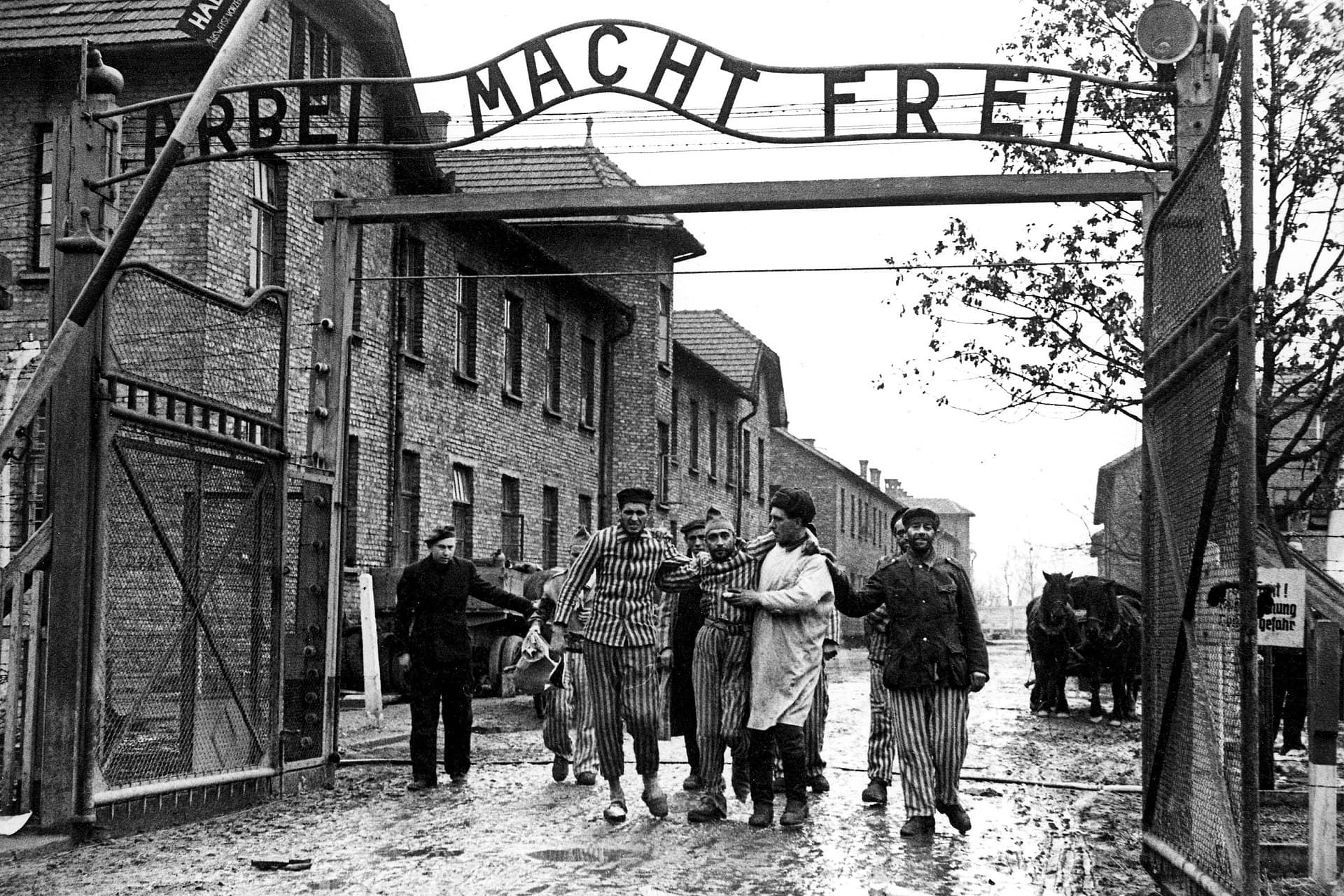 Ворота Освенцима с надписью Arbeit macht frei